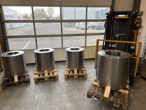 Gabelstapler mit Rollen von Metallblech auf der Gabel in der MT Laboratories Werkshalle