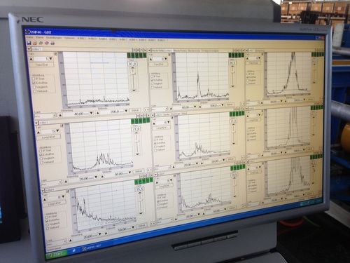 Ein Bildschirm zeigt auswertungen einer Werkstoffprüfung bei MT Laboratories